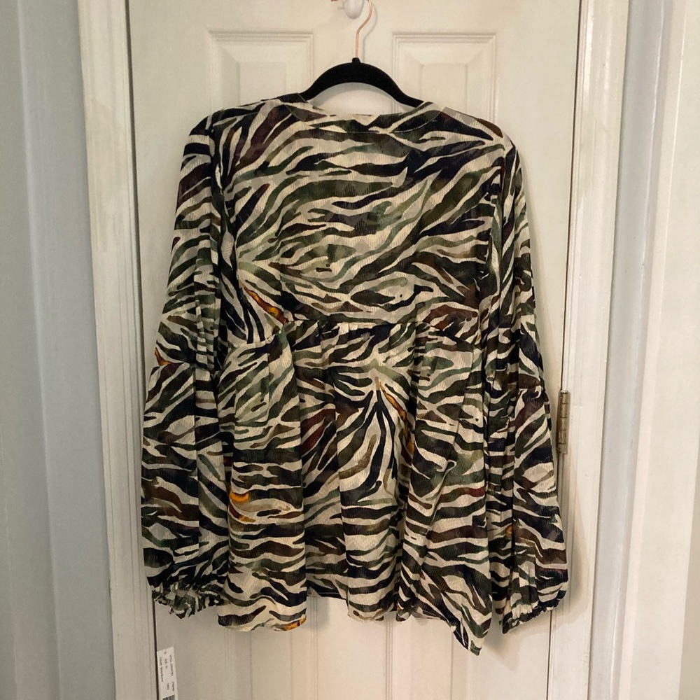Trendy plus size top - Picture 10 of 12